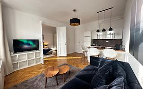 Luxury 3 Bedroom Apartment Near Schoenbrunn Palace